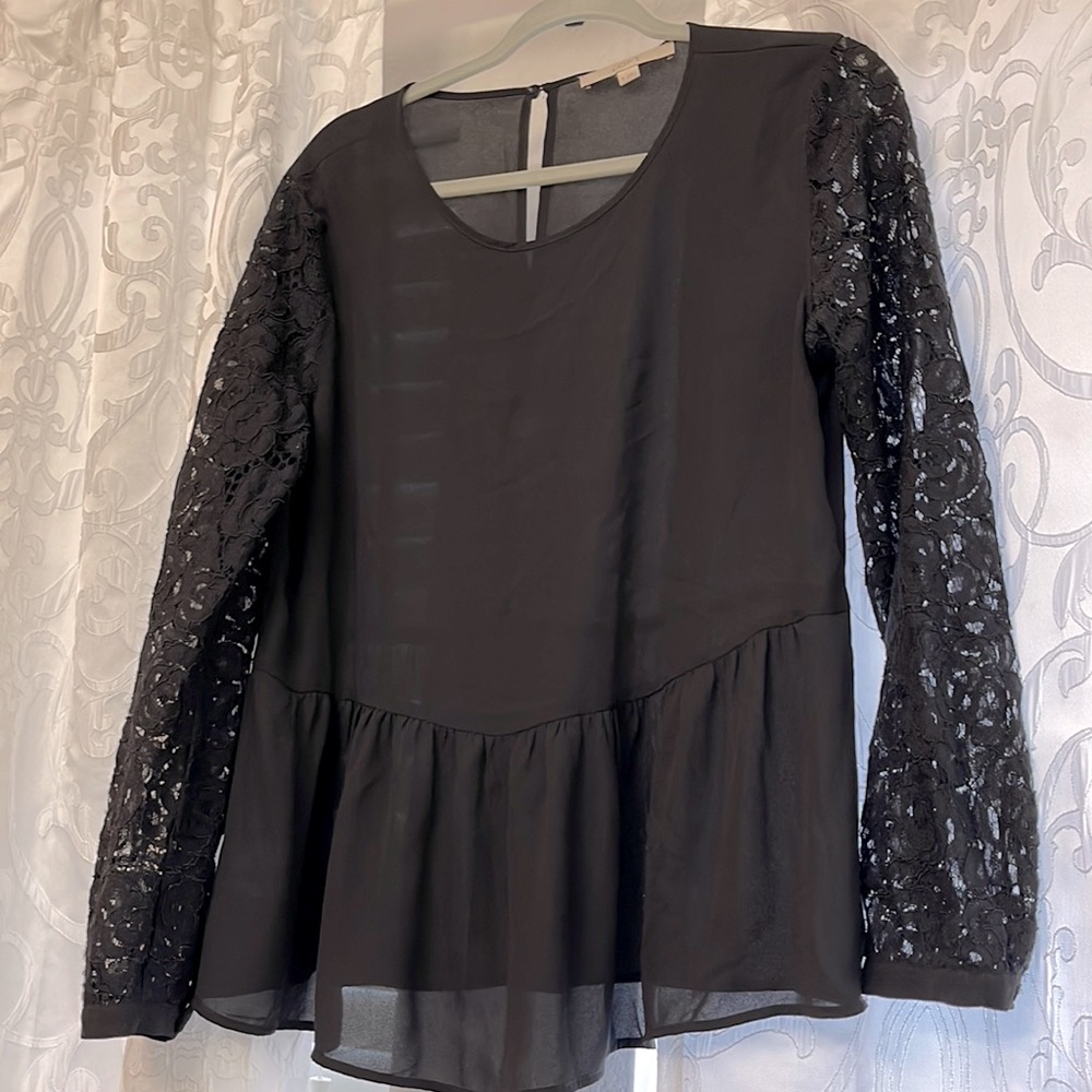 Loft- black blouse with lace sleeves